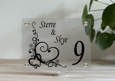 Naambordje / huisnummer voordeur hartjes sierlijk helder 15x20cm met rvs afstandhouders