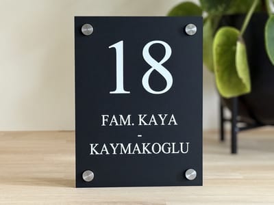 Naambordje voordeur | Huisnummerbord | Huisnummer | Strak | Matzwart | 15x20cm | RVS afstandhouders