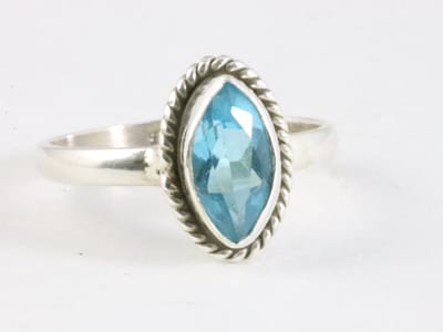 Fijne bewerkte zilveren ring met blauwe topaas - maat 18.5