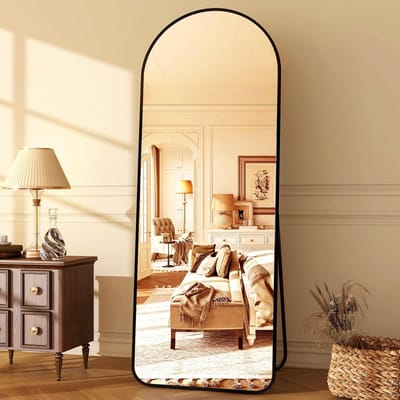 Grote gebogen spiegel 162,6 x 53,3 cm met aluminium frame voor vrijstaande wandmontage of leunen - moderne slaapkamer decoratie in zwart