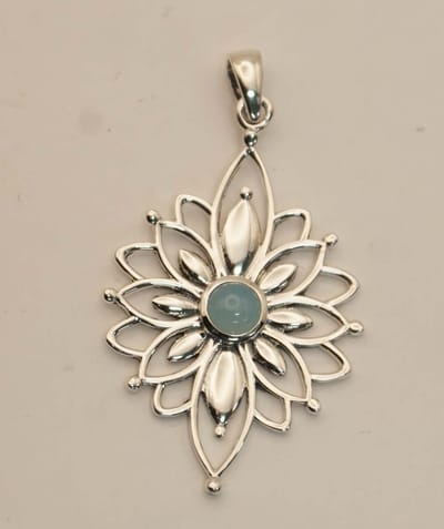Sterling zilveren hanger bloemmotief met steen aqua Chalcedony - leuke bloemen hangertje gemaakt van 925 zilver - prachtige vrouwelijke zilveren hanger - zilveren bedel sierdesign voor aan ketting - hangers cadeau tip voor dames, vrouwen