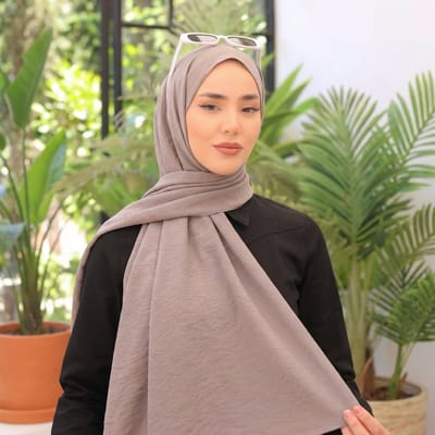 SILK HOME Olinda Sjaal – Hoofddoek - Hoofddeksel - Hijab - Taupe – Zijdezachte Textuur – 75x195 cm