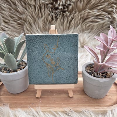 Robuust Wenstegeltje lijntekening koppel – Hip trendy tegeltje – 10x10 cm – Cadeau voor Partner, valentijn of zomaar – Stijlvol en Persoonlijk Woonaccessoire - Zomaar - Deco – Trendy nu – Decoratief Tegeltje met Standaard – Cadeau Idee