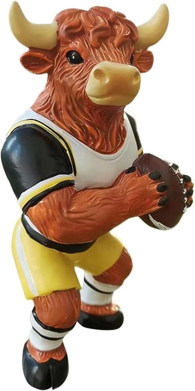 Voetbal Koe Beeldje - Sport Decoratie - Kantoor Decoratie - Gedetailleerd Hars Beeld - 12.5 cm - Bruin