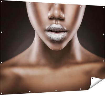 Gards Tuinposter Zilveren Lippen van een Afrikaanse Vrouw - 160x120 cm - Tuindoek - Tuindecoratie - Wanddecoratie buiten - Tuinschilderij