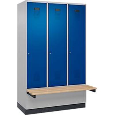 C+P Evolo Plus garderobekast, 3 vakken van elk 400 mm breed, sokkel, zwevende bank, B 1200 x D 815 x H 1950 mm, cilinder, blank aluminium/ gentiaanblauw