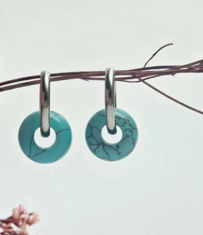 Oorringen met Donut hanger - Turkoois - Blauwe Turquoise (half)edelsteen - Stainless Steel - zilverkleurige oorbellen met hanger
