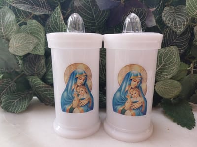 2x Grafkaars op alkalinebatterijen (meegeleverd) witte kaars 6x13,6 cm met afbeelding van heilige Maria met Jezus