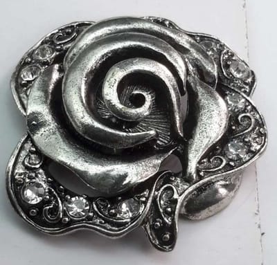 Magneet Broche - roosjes - 3D - sluiten voor - omslagdoek - sjaal - vest - zonder gaatjes te veroorzaken.