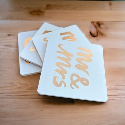 4-delige set onderzetters hout wit gouden 'Mr & Mrs' opdruk - huwelijksgeschenken woonaccessoires - 10 x 10 cm 6 mm.