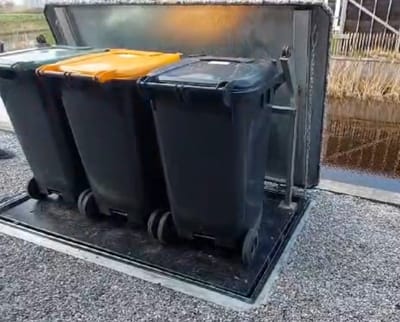 Ondergronds opberg systeem voor 3 afvalcontainers of twee fietsen/ kleine motor