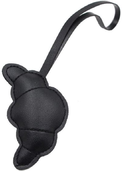 Deze leuke en mooie croissant wil je graag aan je spullen vastmaken als herkenning. De croissant kan bijv. als sleutelhanger aan je sleutelbos, tas, rugzak, etui worden bevestigd. Dit is geen speelgoed. Voor uzelf of als cadeau.