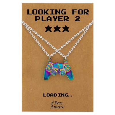 BFF Ketting voor 2 'Looking for Player 2' - Magnetische Controller - Vriendschapsketting op Cadeau Kaartje - 45cm + 5cm verstelbaar - Zilverkleurig met Regenboog effect - Best Friends Hanger - Pax Amare