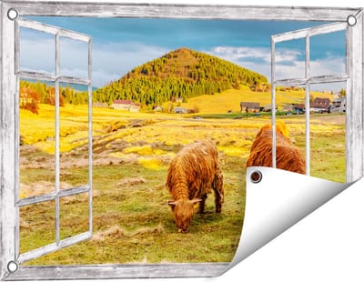 Gards Tuinposter Doorkijk Twee Schotse Hooglanders bij een Dorp - 60x40 cm - Tuindoek - Tuindecoratie - Wanddecoratie buiten - Tuinschilderij