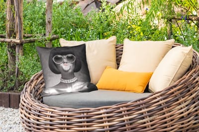 Tuinkussen - Vrouw - Zwart Wit - Ketting - Zonnebril - 40x40 cm - Weerbestendig