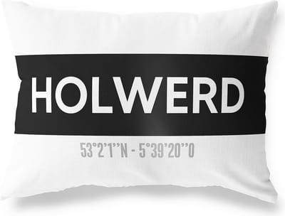 Tuinkussen HOLWERD - FRIESLAND met coördinaten - Buitenkussen - Bootkussen - Weerbestendig - Jouw Plaats - Studio216 - Modern - Zwart-Wit - 50x30cm