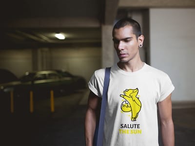 Shirt - Salute the sun - Wurban Wear | Grappig shirt | Yoga | Unisex tshirt | Meditatie | Yoga kleding | Yoga mat | Wit