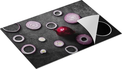 Chefcare Inductie Beschermer Gesneden Uien op een Zwarte Achtergrond - 75x50 cm - Afdekplaat Inductie - Kookplaat Beschermer - Inductie Mat