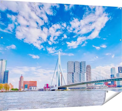 Gards Tuinposter Erasmusbrug aan het Water in Rotterdam - 160x120 cm - Tuindoek - Tuindecoratie - Wanddecoratie buiten - Tuinschilderij