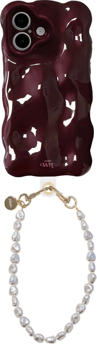 xoxo Wildhearts Bubbly case Burgundy with Cord - Geschikt voor iPhone 16 - Hoesje met bobbeltjes inclusief parelketting - Kort Pearlfection koord - Krullende golfvorm - Telefoonhoesje met koord - Afneembaar koord - Burgundy / Bordeaux Rood