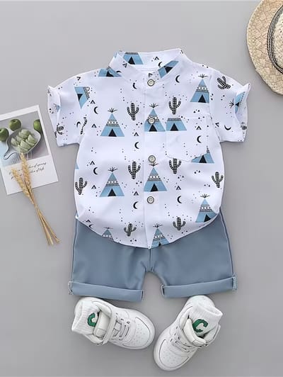 Leuke Set voor Jongens - 12-18 mnd - Blouse en Shorts - Blauw/wit - Casual, Niet-Rekbaar, Top met Korte Mouwen en Piramide- en Cactus Design. Lichtgewicht Shorts, voor Buiten.