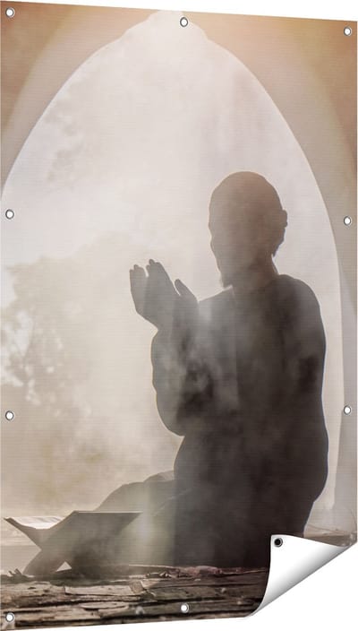 Gards Tuinposter Biddende Man in een Oude Moskee - 80x120 cm - Tuindoek - Tuindecoratie - Wanddecoratie buiten - Tuinschilderij