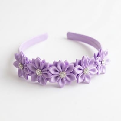 Lila satijnen haarband dames met bloemen en strass – elegante haaraccessoire met bloemdecoratie