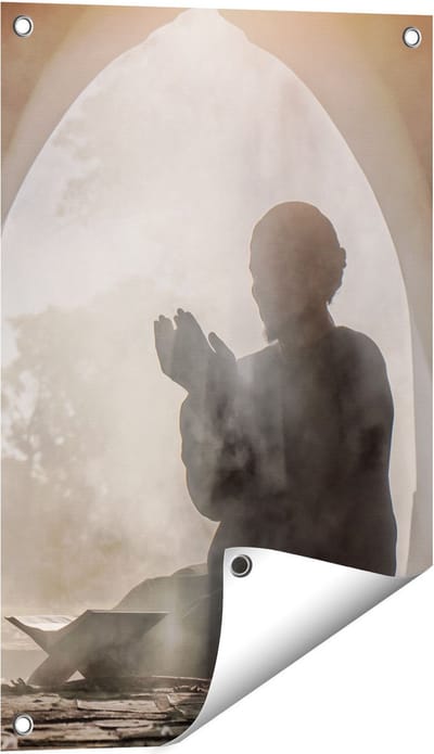 Gards Tuinposter Biddende Man in een Oude Moskee - 40x60 cm - Tuindoek - Tuindecoratie - Wanddecoratie buiten - Tuinschilderij
