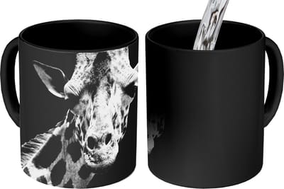 Magische Mok - Foto op Warmte Mokken - Koffiemok - Giraffe - Wilde dieren - Zwart - Wit - Portret - Magic Mok - Beker - 350 ML - Theemok