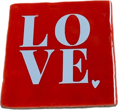 Hippe tegeltje met tekst: Love | Rood met pastel blauw | Gepersonaliseerde cadeau | Hippe Spreuktegel | Nieuwe woning cadeau | Housewarming cadeau