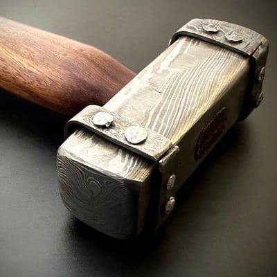 Prachtig afgewerkte Hamer in Noorse Viking stijl van echt Damascus Staal, zowel handvat als Hamerkop zijn met de hand afgewerkt
