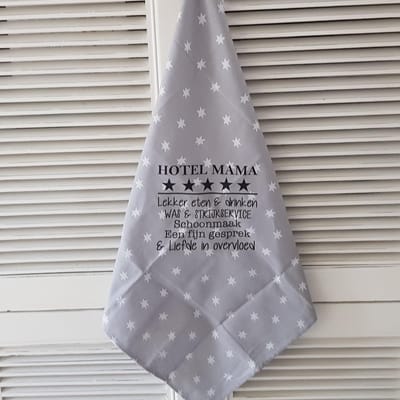 Theedoek grijs met grappige tekst bedrukt cadeau voor Hotel Mama / papa/ oma / en opa | Moederdag Vaderdag Cadeau voor Mama papa opa Oma vrouw dames man heren kerstmis zwangerschapsaankondiging verjaardag hoera jullie worden je wordt