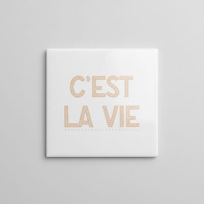 C’est La Vie Tekst Decoratieve Tegel 15×15 cm – Elegante Franse Wandtegel voor Huis & Cadeau Decor
