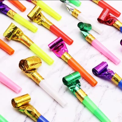 100 stuks feestblazers, kleurrijke verjaardagsgeluidmakers, grappige verjaardagstoeters, squawkers, feestfluitjes, nieuwjaarsfeestgunsten voor kinderen en volwassenen