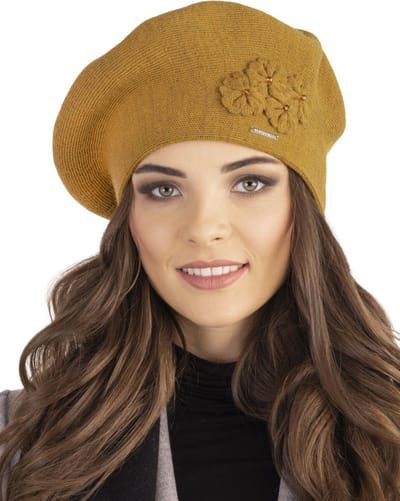 Vivisence Dames Baret - Gebreid Met Wolmix Met Zachte Structuur En Subtiele Bloemen Applicatie - Houdt Warm En Zit Comfortabel Voor Dagelijks Gebruik En Stijlvolle Outfits Tijdens Koude Dagen - Mosterdkleurig