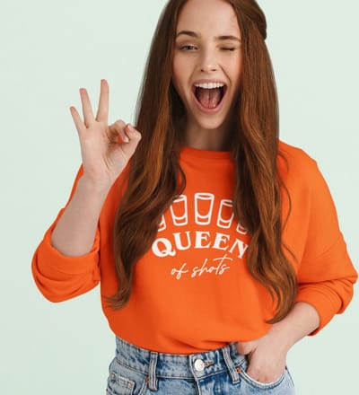 Oranje EK WK Koningsdag Trui Queen Of Shots - Maat M - Uniseks Pasvorm - Oranje Feestkleding