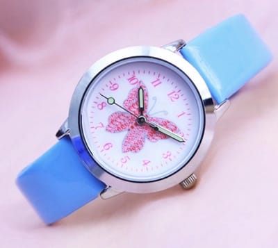 12Getit Meisjes horloge met vlinder afbeelding en lichtblauw leer bandje.