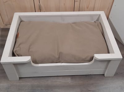 Houten hondenmand Vito van white wash steigerhout inclusief beige kussen 110x80x30cm