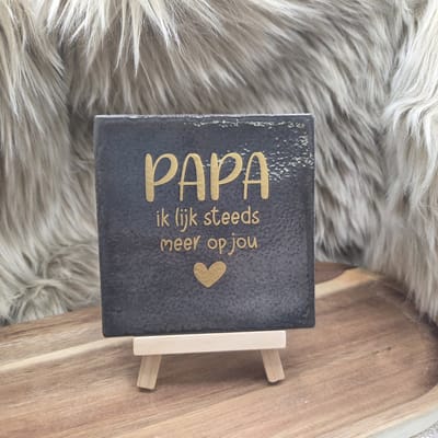 Robuust Wenstegeltje Papa ik lijk steeds meer op jou – Hip trendy tegeltje – Uniek Cadeau voor papa, vaderdag of zomaar – Stijlvolle Woondecoratie met Boodschap – Trendy nu – Decoratief Tegeltje met Standaard – Cadeau Idee