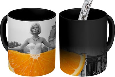 Magische Mok - Foto op Warmte Mokken - Koffiemok - Sinaasappel - Eiffeltoren - Vrouw - Magic Mok - Beker - 350 ML - Theemok