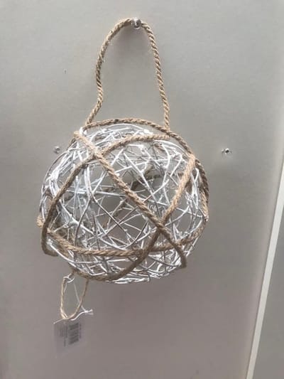 Rieten Ornament Malaya houten takjes kerstbal wit met touw 15cm