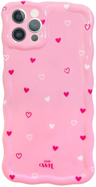 xoxo Wildhearts Glossy Wavy Case Love Notes telefoonhoesje - Geschikt voor iPhone 12 Pro Max - Golvend hoesje - Glimmende silicone case met golven - Vlekbestendig - Camerabescherming - Roze met rode en witte hartjes