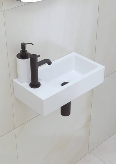 Saqu Square fonteinset met mat zwarte kraan links wit mineraalmarmer