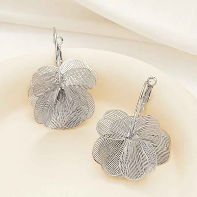 Oorringen met bloem - Dames oorringen - Oorbel met hanger - Zilverkleur