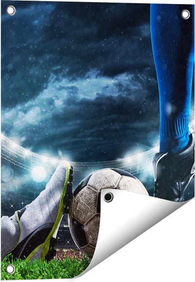 Gards Tuinposter Voetbal Sliding op de Bal in het Stadion - 40x50 cm - Tuindoek - Tuindecoratie - Wanddecoratie buiten - Tuinschilderij
