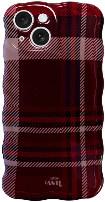 xoxo Wildhearts Glossy Wavy Case Winter Nights telefoonhoesje - Geschikt voor iPhone 15 - Golvend hoesje - Glimmende silicone case met golven - Vlekbestendig - Hoesje met geruit patroon - Burgundy
