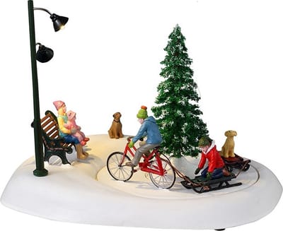 Lemax - 'Snowbiking With Dad' - Figuur met animatie - Exclusief adapter (werkt ook op batterijen)