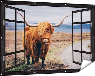 Gards Tuinposter Doorkijk Schotse Hooglander Koe op de Weg - 150x100 cm - Tuindoek - Tuindecoratie - Wanddecoratie buiten - Tuinschilderij