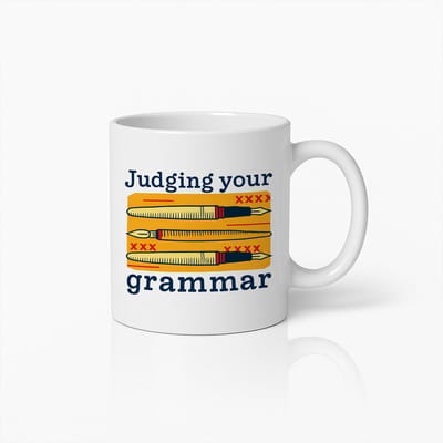 Judging Your Grammar Mok 330ml – Grappige Leraren Koffiebeker, Perfect Cadeau voor Schrijvers, Redacteuren en Taalliefhebbers