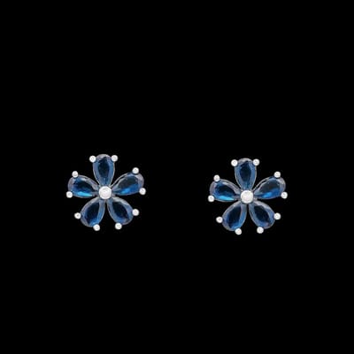 Victoria Valenza Zilverkleurige Bloem Oorbellen met Donkerblauwe Zirkonia Stenen - Oorknoppen - Zilverkleurig - Bloem oorbellen - Zirkonia